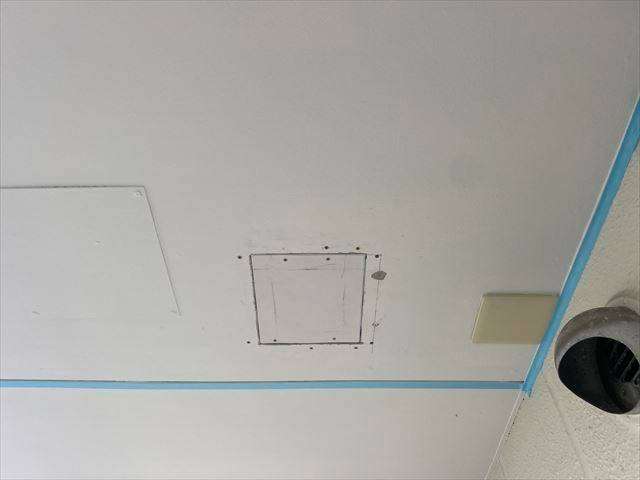 マンション共用廊下の穴補修＆軒天塗装を行いました！