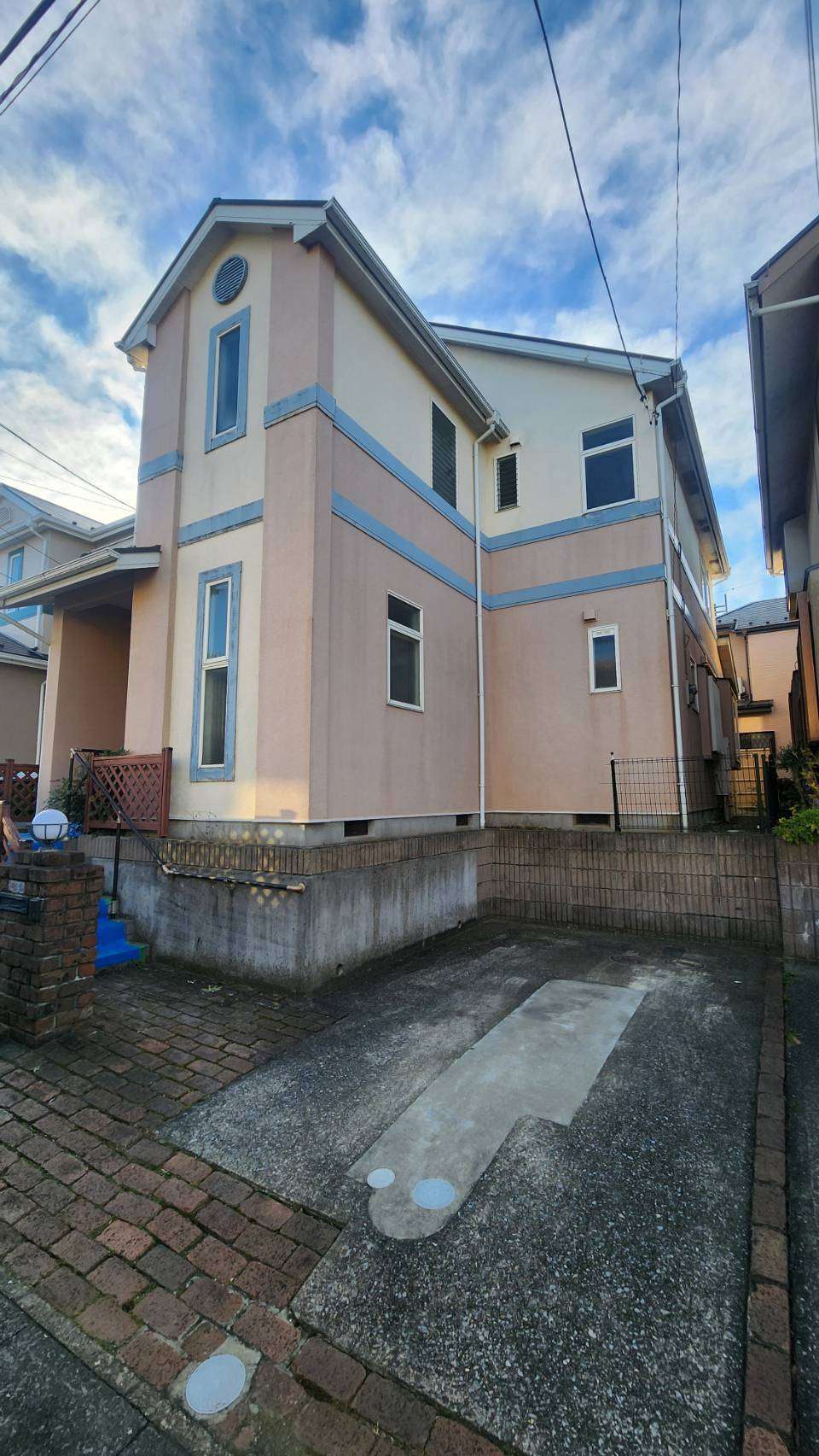 千葉県松戸市にて戸建て足場工事「垣根ギリギリの設置に！」