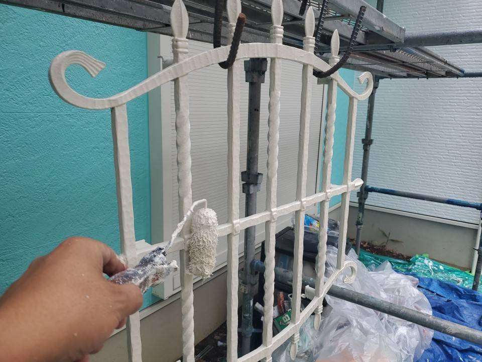  門扉や門柱の塗装が剥がれた時の対処法は？プロが分かりやすく解説