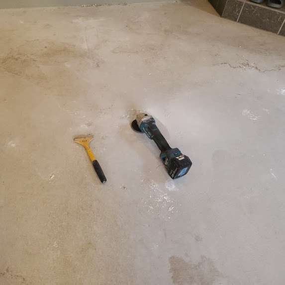 【塗り床工事】駐車場の床が新品のように復活！耐久性アップの床塗装施工（千葉県市川市）